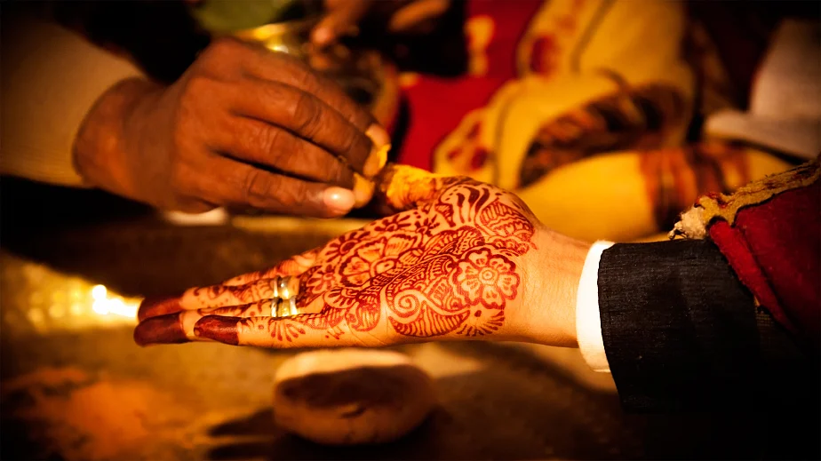 Dark red henna, guaranteeing husband’s love since eternity. (Photo: iStock)