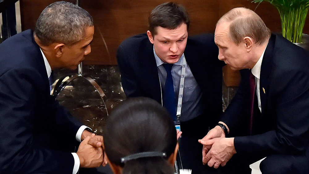 American President Barack Obama speaks with Russian President Vladimir Putin prior to the G20 summit in Antalya, Turkey, November 15, 2015. (Photo: AP)