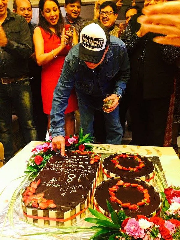 Salim Khan checks out his cake before cutting it (Photo courtesy: <a href="https://www.facebook.com/ShainaNC/posts/912798988816519">Facebook/ShainaNC</a>)