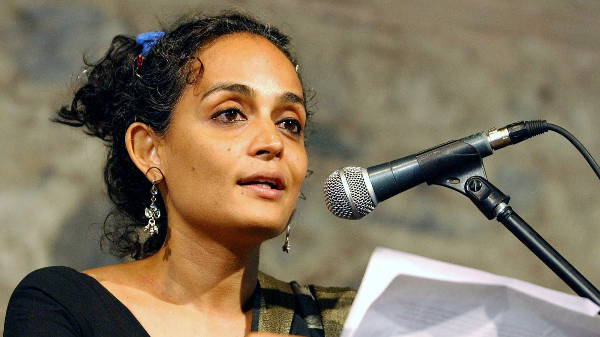 Arundhati Roy makes her opening speech as the Spokesperson of the Jury during the Istanbul session of The World Tribunal on Iraq, June, 2005. (Photo: Reuters)