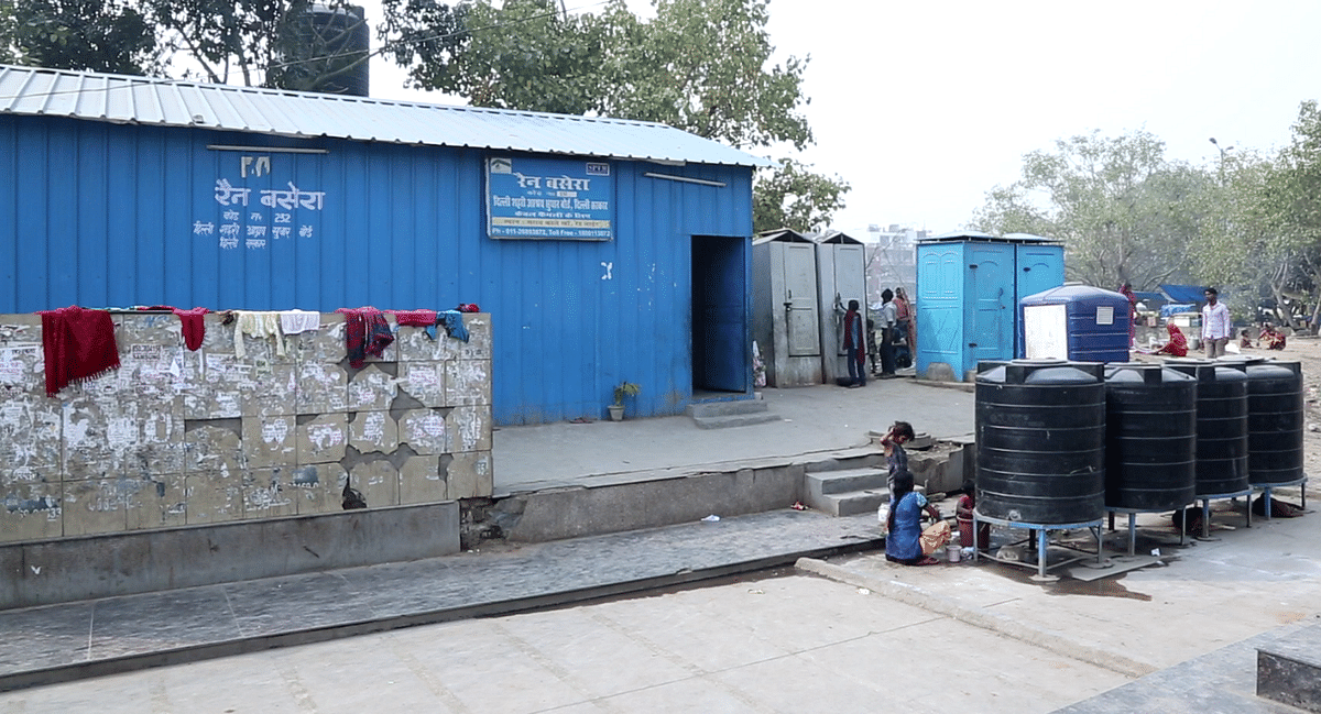 Sheenu’s makeshift house in Sarai Kale Khan’s Rain Basera. (Photo: Aaqib Raza Khan)