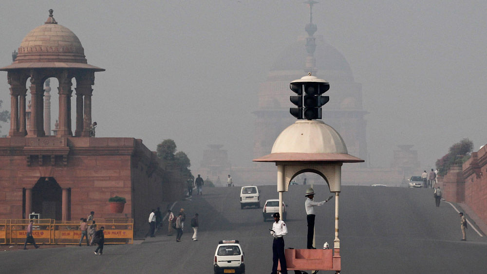 An officer directs traffic in front of Rashtrapati Bhavan amid dense smog in New Delhi. (File picture: Reuters)