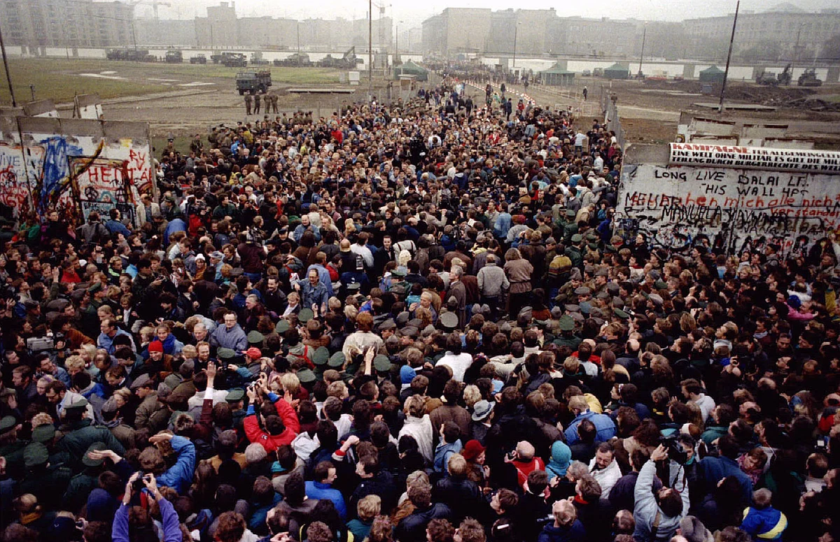 East Berliners cross and meet West Berliners at Potsdamer Platz after the Berlin Wall was torn down here making way for a new border crossing November 12, 1989. (Photo: Reuters)