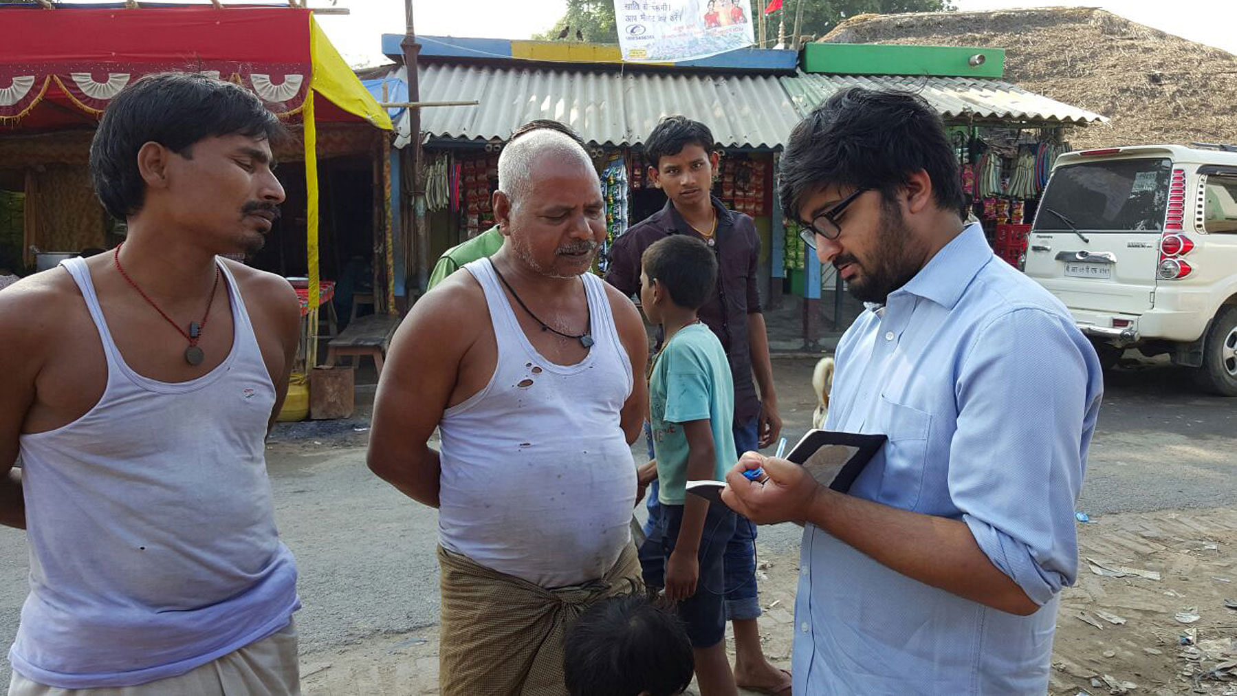 The Quint’s Aakash Joshi talking to Dhirendra Pathak and Bhola Poddar in Kadwa block. (Photo: The Quint)