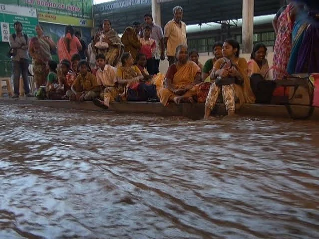 Pilgrims stranded at the checkpost. (Photo Courtesy: The News Minute)