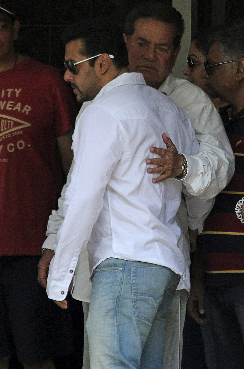Actor Salman Khan (L) is embraced by his father Salim Khan as he leaves his house for court in Mumbai, Maharashtra, May 6, 2015. (Photo: Reuters)