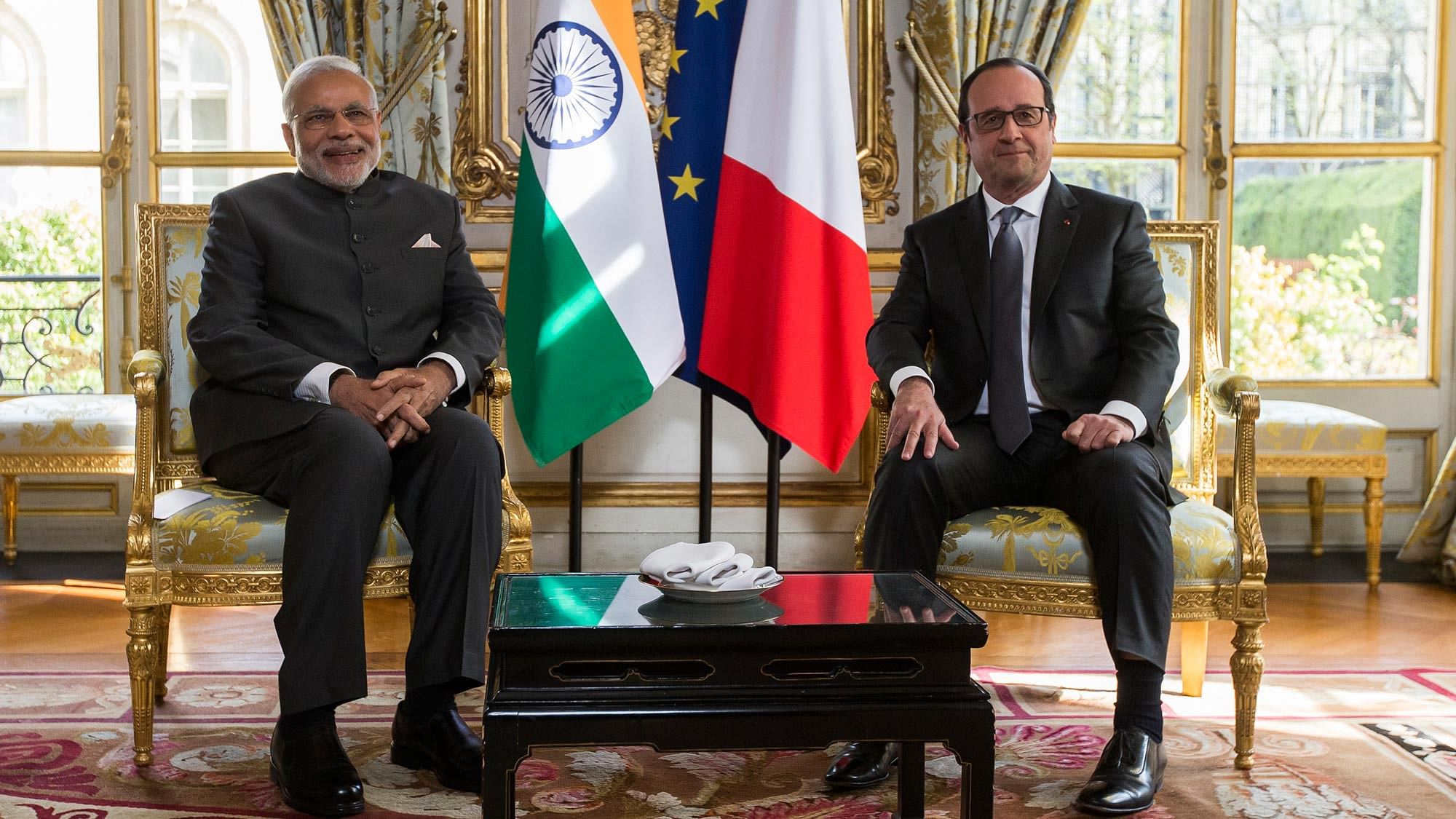 Prime Minister Narendra Modi (L) with French President Francois Hollande (R) at the Elysee Palace in Paris, France, 10 April 2015. (Photo: Reuters)