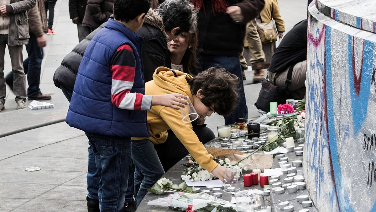 Children light candles as people mourn the deaths of innocent civilians in the 13/11 terror attacks in Paris. (Photo Courtesy: Karan Sarnaik)
