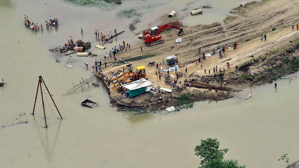 An aerial view shows flood-affected people by the banks of a flooded Kosi river near the border area between Supaul and Saharsa in Bihar. (File photo: Reuters)