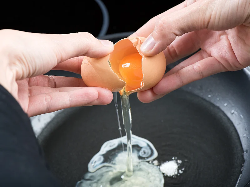 Make no mistake here: high levels of cholesterol in the blood is still considered risky for heart disease, but eating eggs doesn’t appear to significantly raise those levels (Photo: iStock)