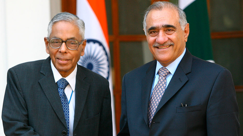 File picture of Former National Security Advisor M K Narayanan (Left).  (Photo: Reuters)