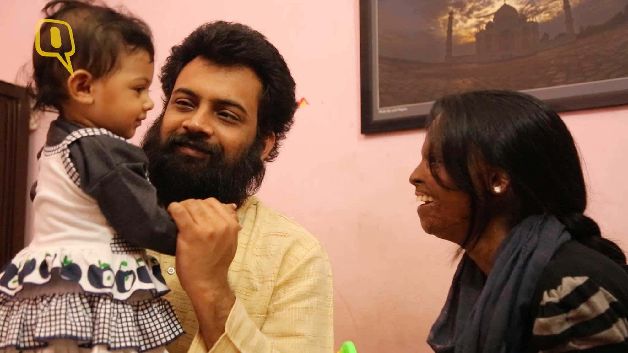 Laxmi, the anti-acid activist (Right) with her partner Alok Dixit and their daughter Pihu. (Photo: The Quint)