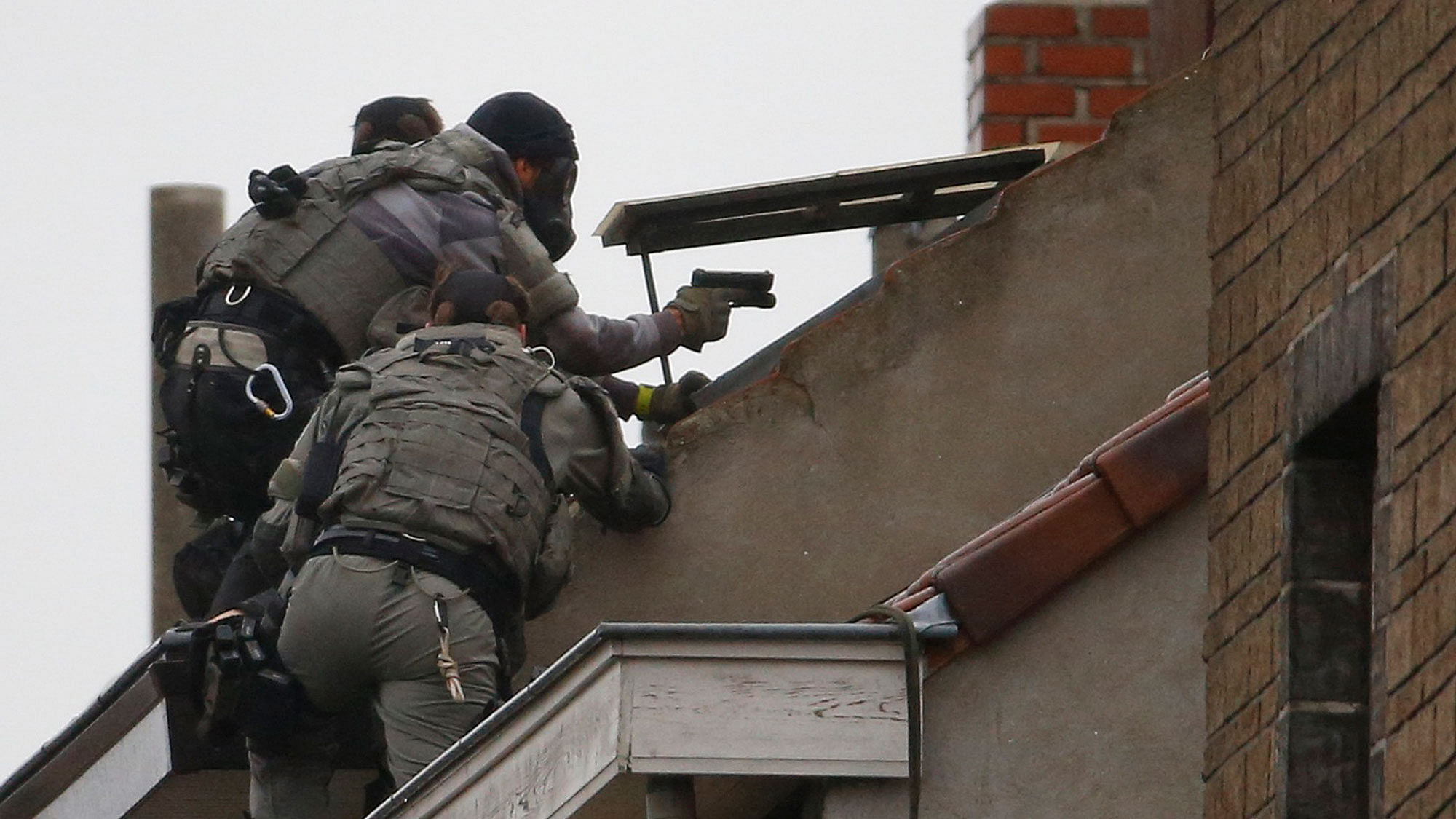 Belgian special forces police climb on a building during a raid in Brussels on November 16, 2015. (Photo: Reuters)