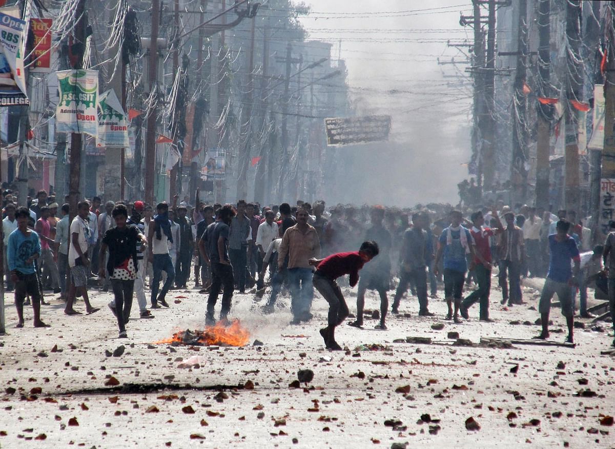 One person killed as Nepal police and Madhesi protesters clash in the Indo-Nepal border town of Birgunj.