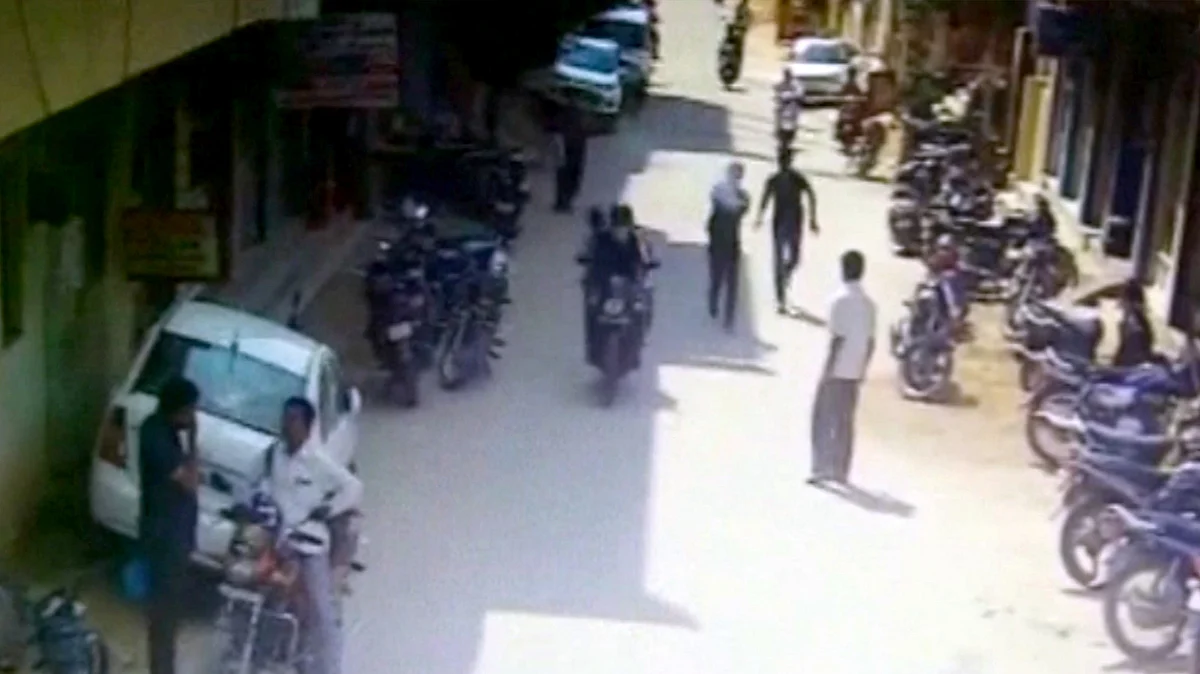 A chain snatching incident took place at a junction in Hyderabad on Monday. 