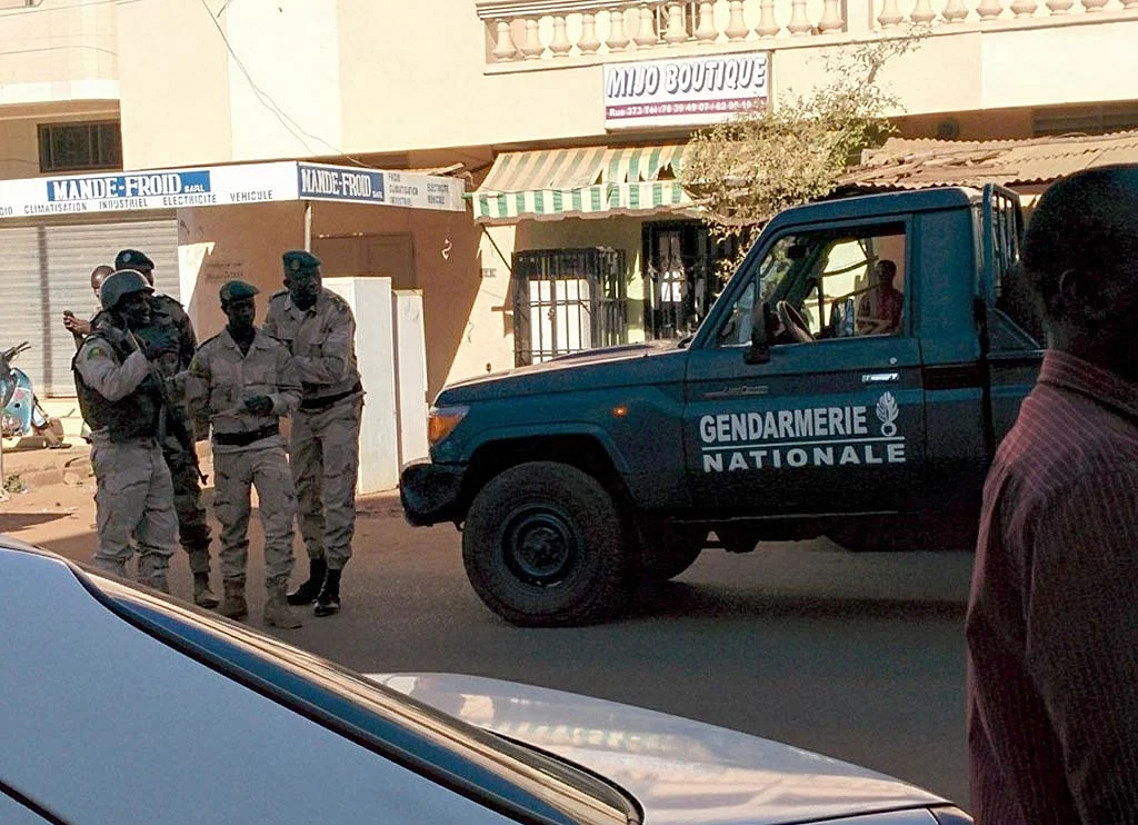 An image of security personnel at the Bamako hotel published on Malikahere.com. (Photo: AP)