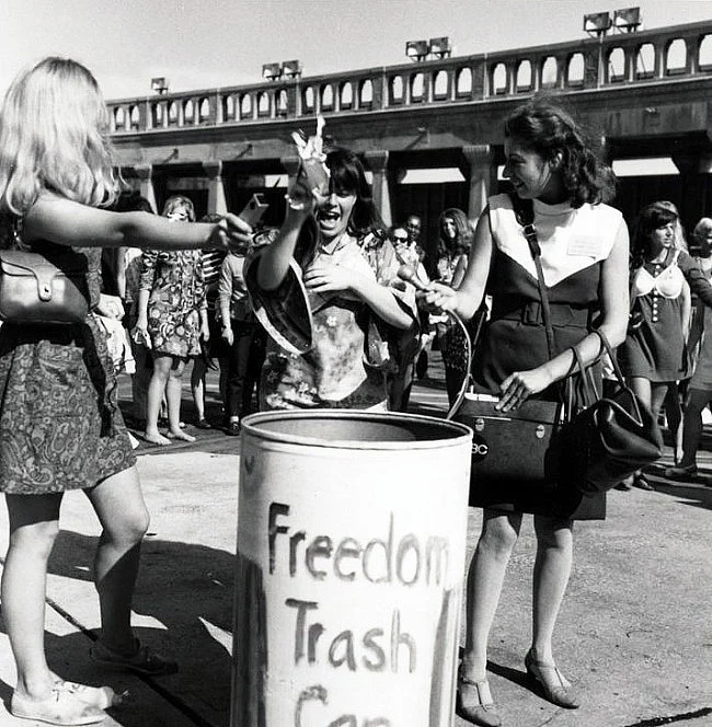 The freedom trash can (Photo: <a href="http://www.anorak.co.uk/keyposts/page/20/">www.anorak.co.uk</a>)