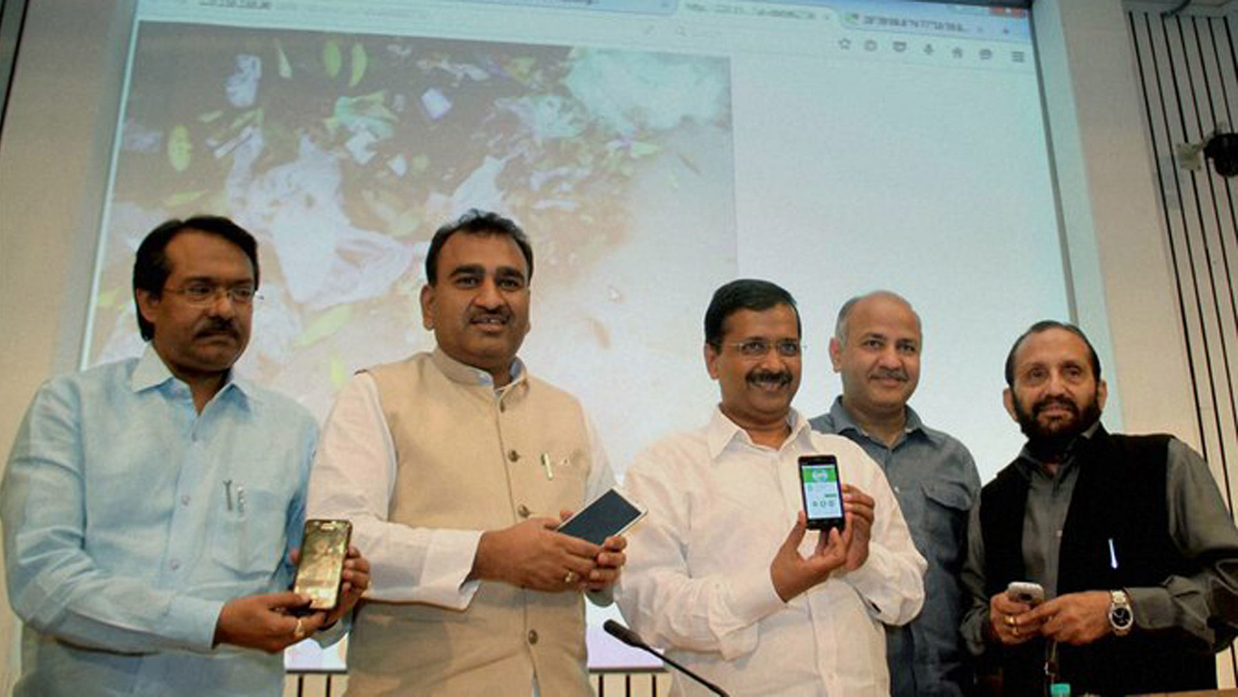 The Delhi CM Arvind Kejriwal launches the Swachh Delhi App along with Deputy CM Manish Sisodia. (Photo: PTI)&nbsp;