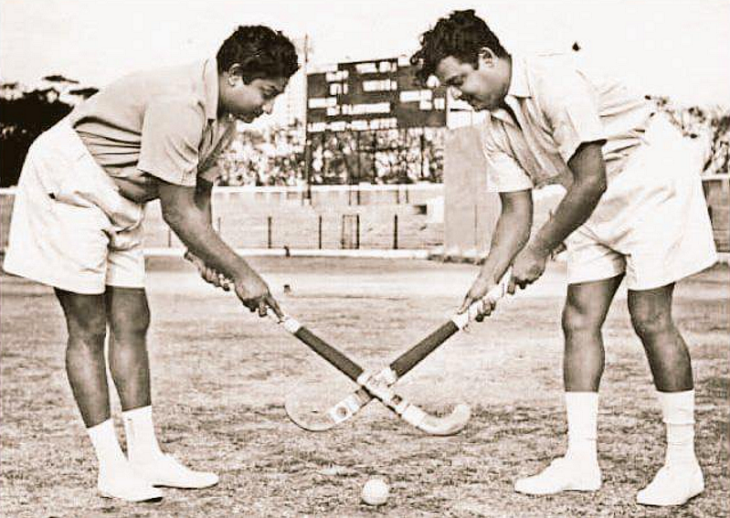 Tamil stars Gemini Ganesan and Shivaji Ganesan playing hockey together (Photo: Twitter/<a href="https://twitter.com/DarthVadai">@DarthVadai</a>) 