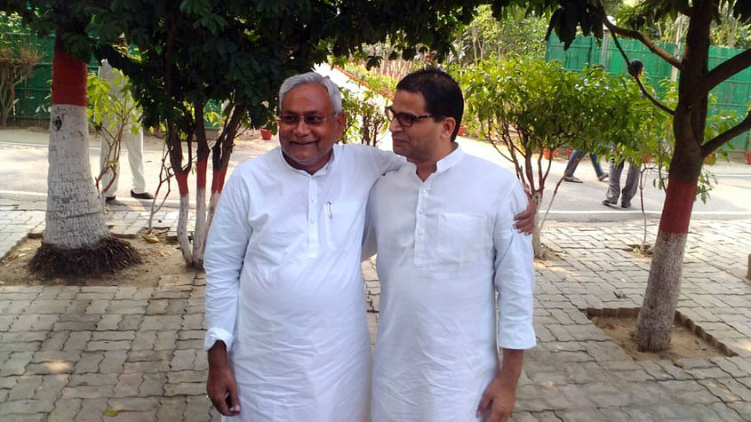 Nitish Kumar with Prashant Kishor after the trends made it clear that JDU+ would come out as the clear winner. (Photo: <a href="https://twitter.com/SanjayBragta/status/663282131662188544">Twitter</a>)