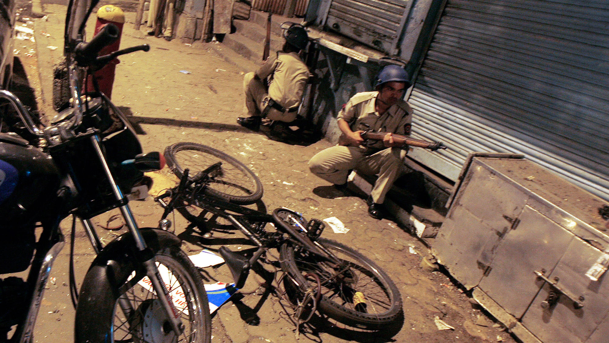 Police take up position at a blast site in Mumbai November 27, 2008. (Photo: Reuters)