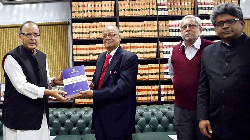Finance Minister Arun Jaitley receiving the report of the Seventh Pay Commission from its Chairman Justice (retd) A K Mathur in New Delhi, November 19, 2015. (Photo: PTI)