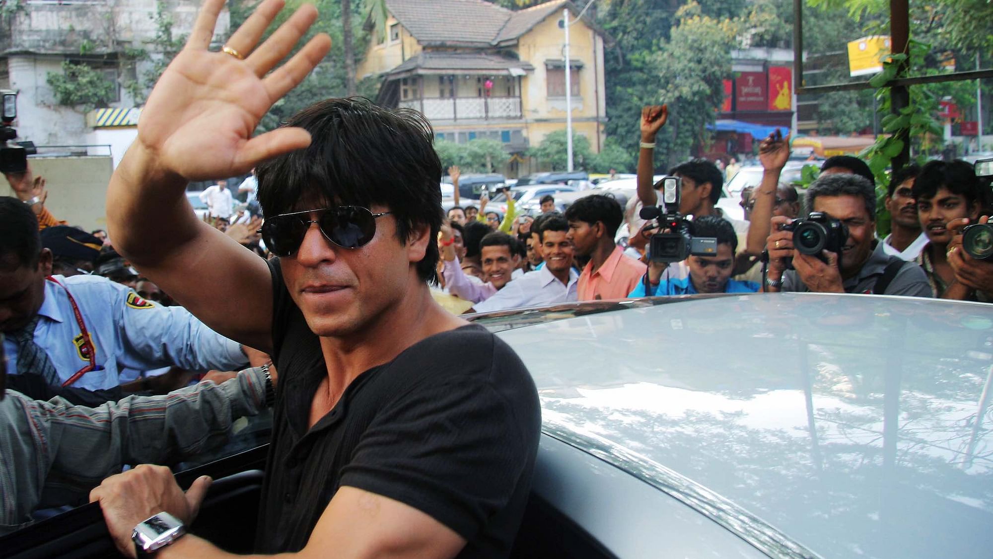 Shah Rukh Khan waves to fans outside this house (Photo: Reuters)