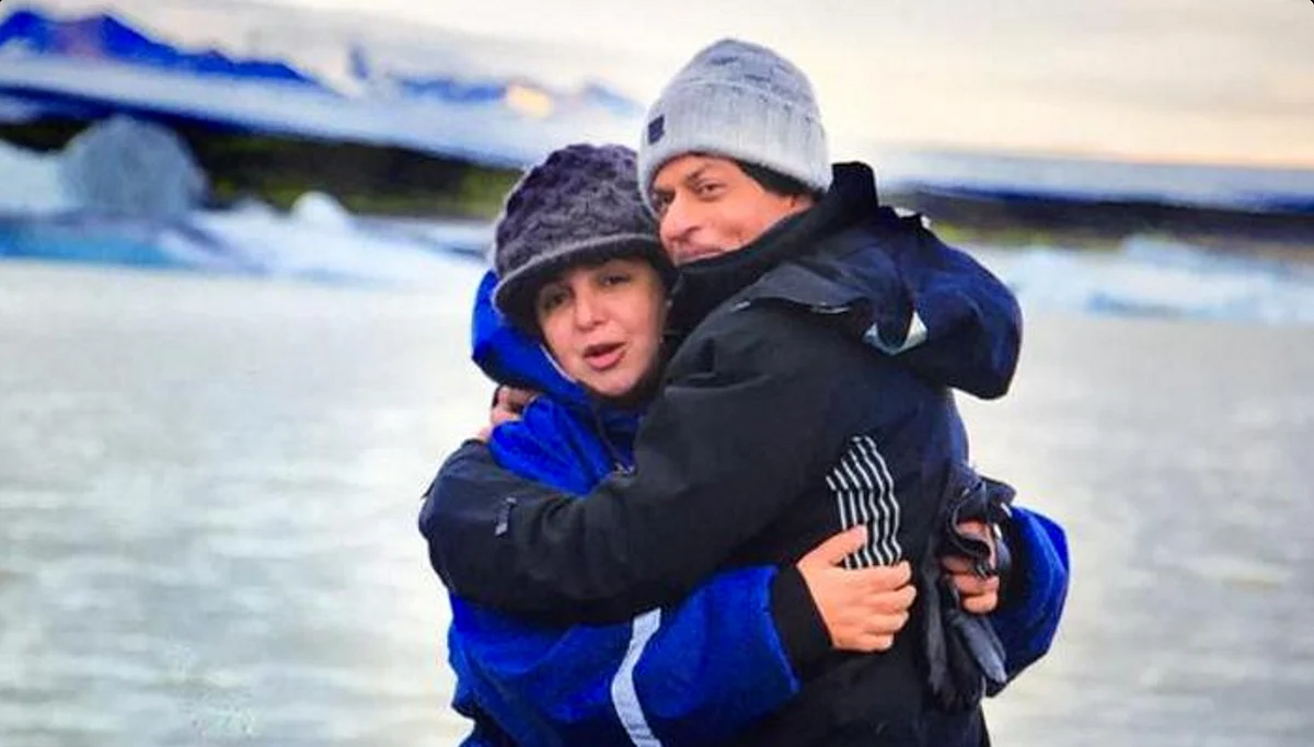 Farah Khan hugs Shah Rukh Khan on the sets of <i>Dilwale</i> (Photo: Twitter/<a href="https://twitter.com/SRKUniverseMsia">@<b>SRKUniverseMsia</b></a>)