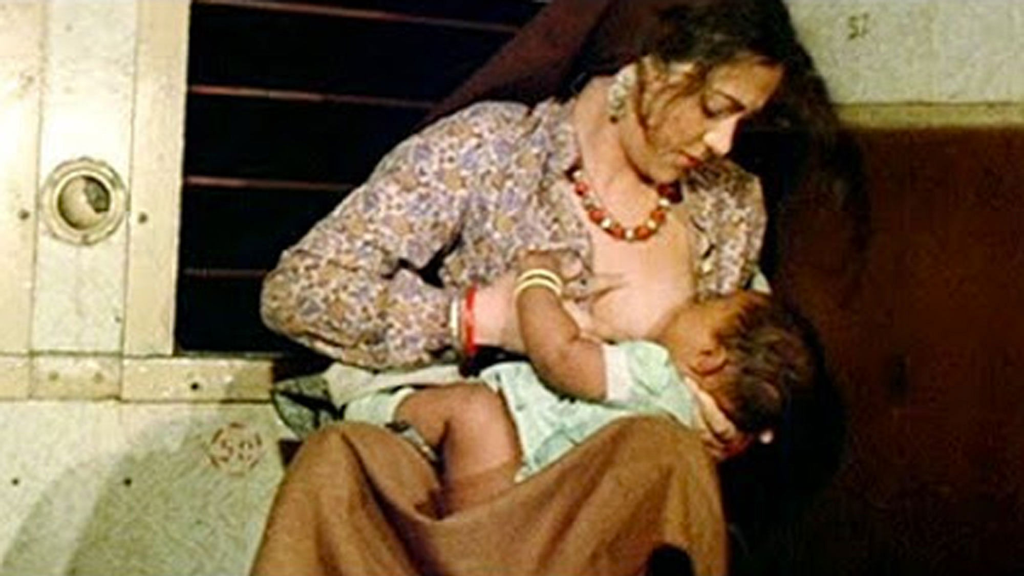 Mandakini in a scene from the movie <i>Ram Teri Ganga Maili </i>where she is breastfeeding her baby. (Photo Courtesy: YouTube screengrab)