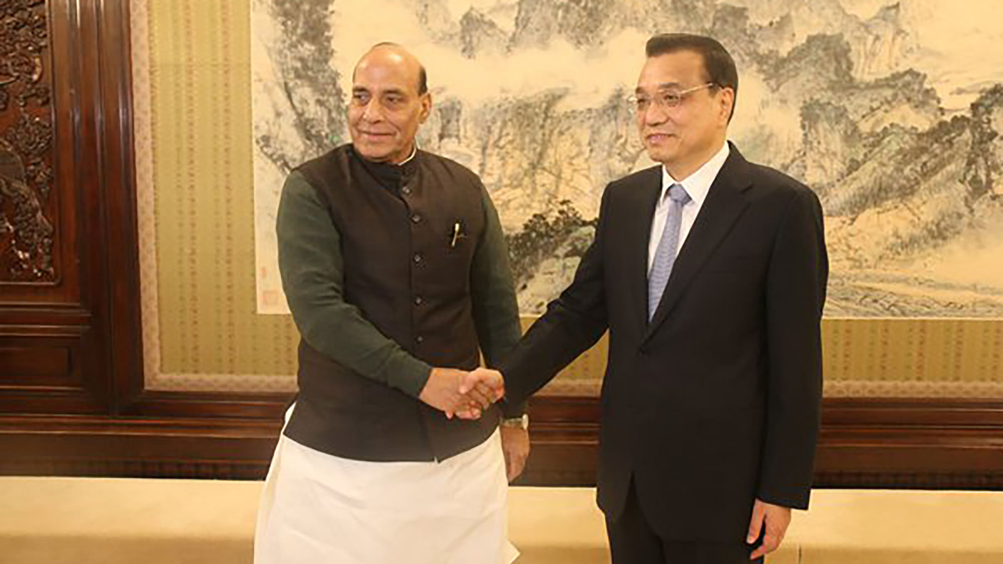 India’s Home Minister Rajnath Singh with Chinese Premier Li Keqiang in Beijing. (Photo: <a href="https://twitter.com/BJPRajnathSingh/status/667382356865515520">Twitter</a>)