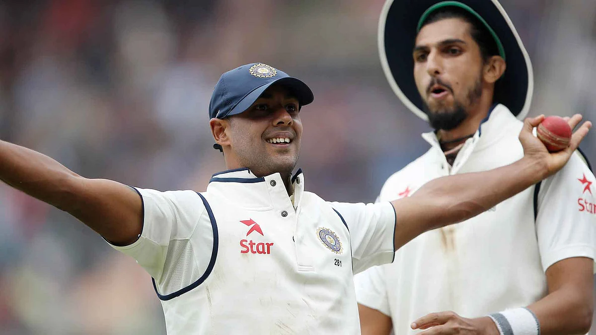 Stuart Binny of India celebrates the wicket of Morne Morkel (Photo: Ron Gaunt / BCCI / SPORTZPICS)