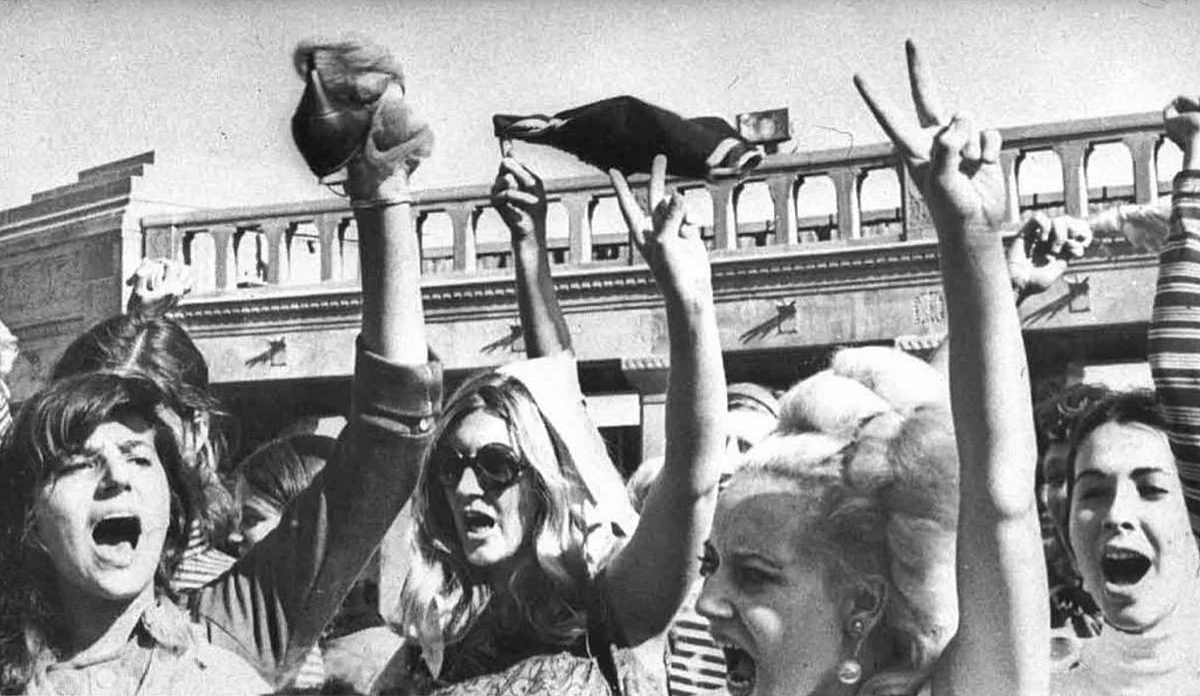 Protesters throw away bras and heels to voice their opinion against beauty pageants in 1968 (Photo: Twitter/<a href="https://twitter.com/meeeranduhh/status/643428102534594560">@meeeranduhh</a>)
