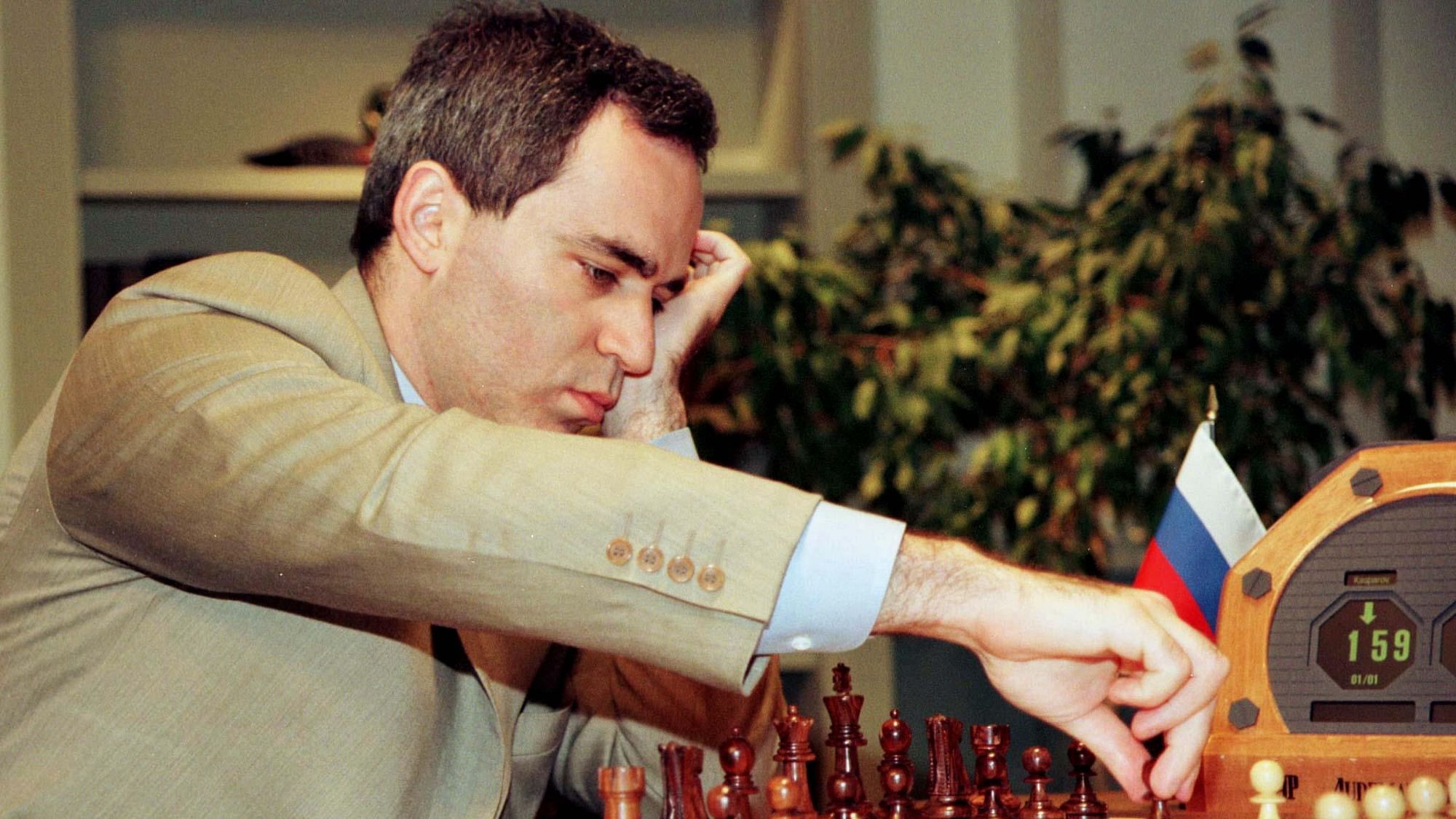 Karpov-Kasparov, two kings for a crown - Roche Productions