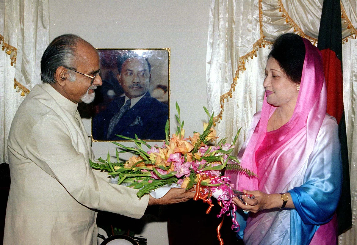 Former Indian PM IK Gujral with Bangladesh opposition leader Khaleda Zia. (Photo: Reuters)