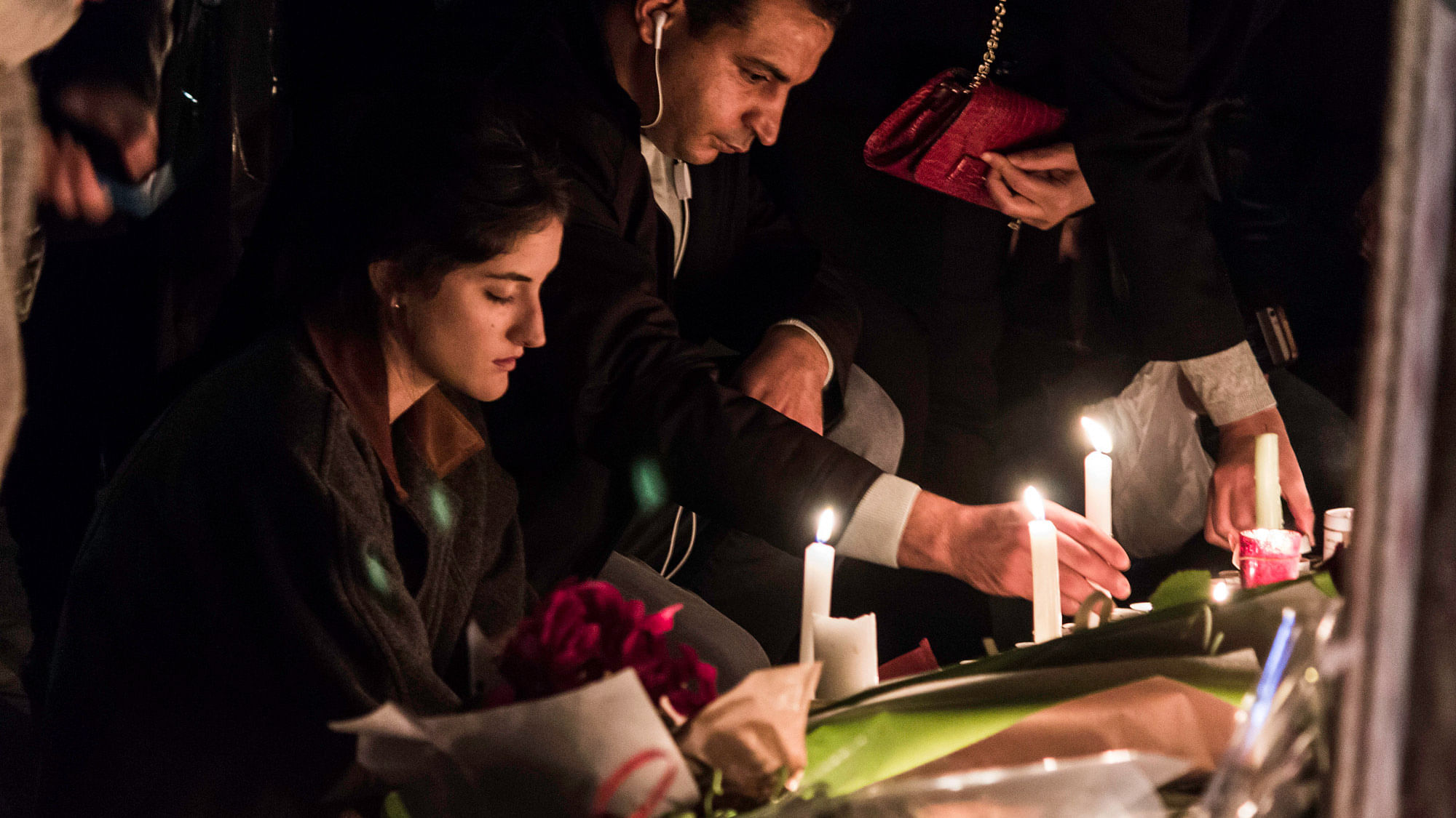 A young woman mourns the deaths of innocent civilians in the 13/11 terror attacks in Paris. (Photo: Karan Sarnaik)