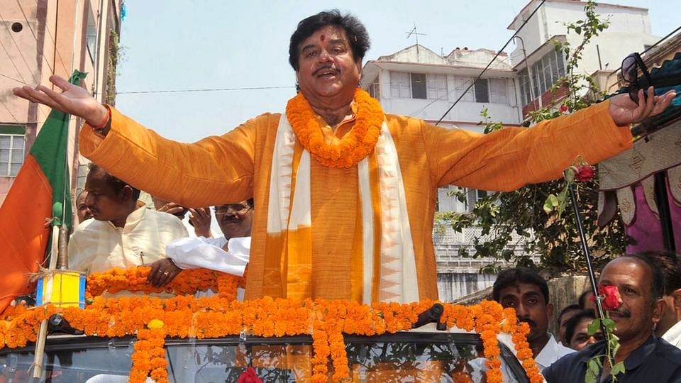 Actor turned politician and a candidate of the BJP, Shatrughan Sinha gestures on his way to file his nomination in Patna in 2009. (Photo: Reuters)
