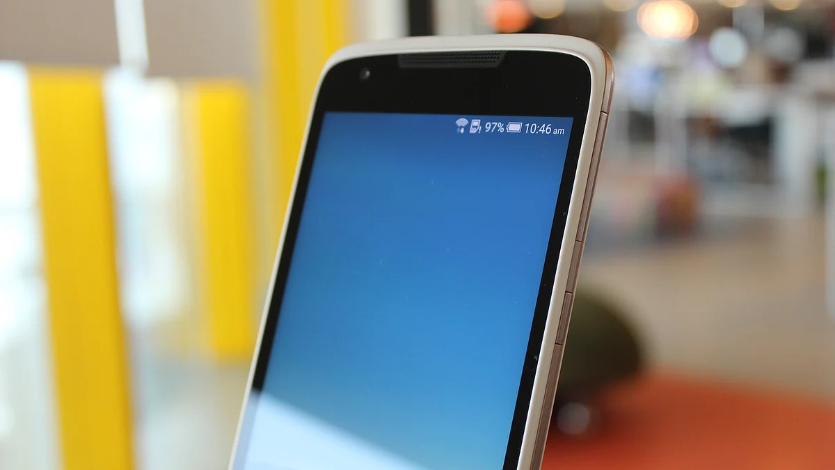 It can be difficult to differentiate between the power button and volume rockers. (Photo: <b>The Quint</b>)