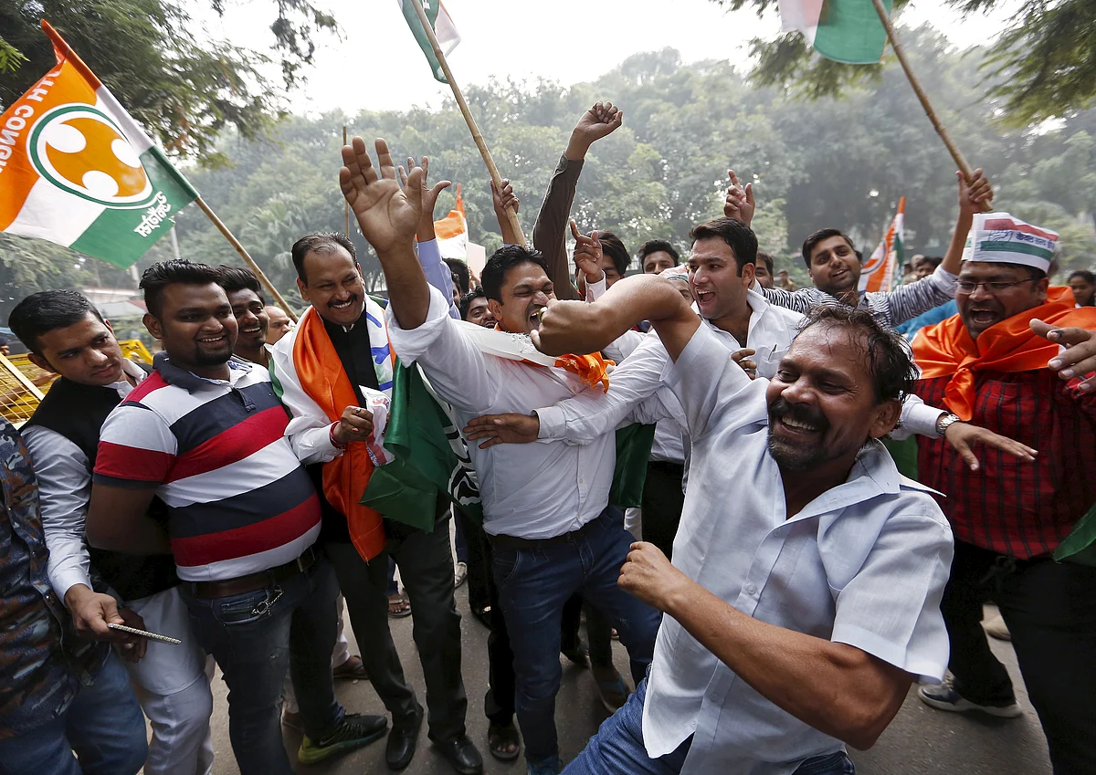 Congress party supporters celebrate outside the party headquarters after learning the initial results of the 2015 Bihar Vidhan Sabha elections, New Delhi. (Photo: Reuters)