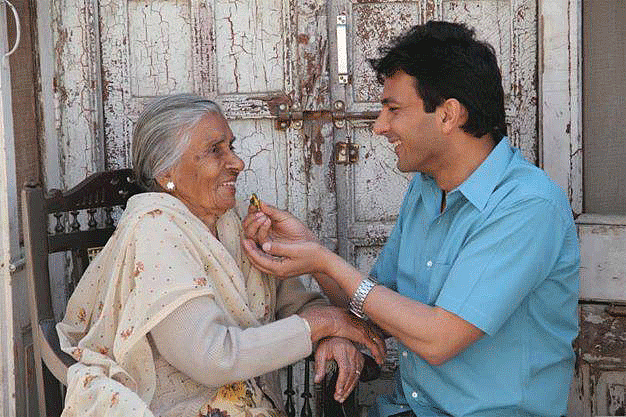 Vikas Khanna with his grandmother, who inspired him. (Photo: <a href="https://www.facebook.com/VikasKhannaGroup/timeline?ref=page_internal">Vikas Khanna’s Facebook page</a>)