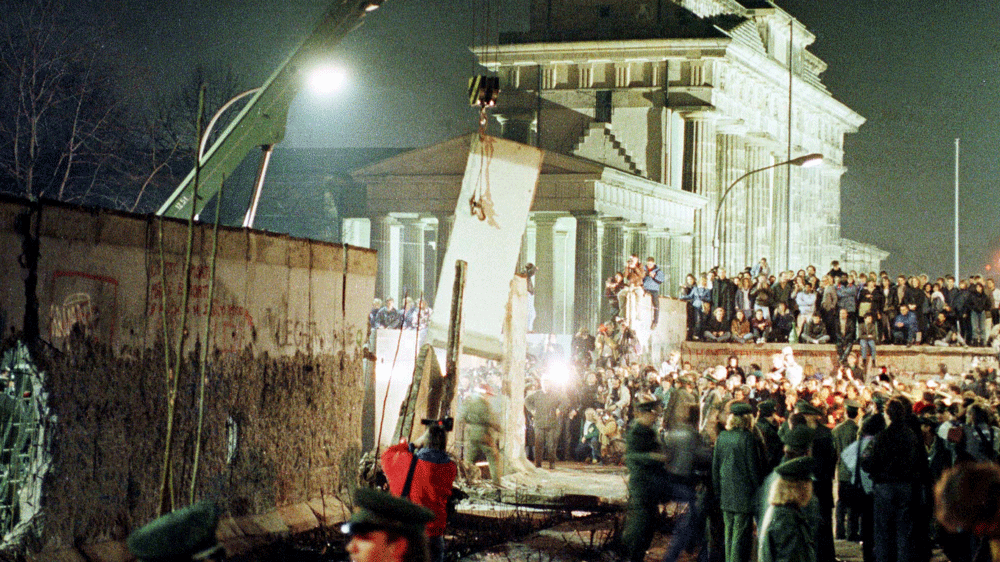 A section of the Berlin Wall being lifted. (Photo: Reuters)