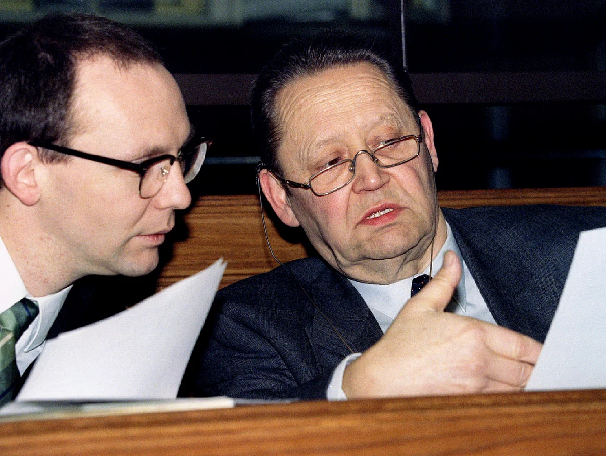 Former East German politburo Guenter Schabowski (R) talks with his lawyer Peter Dancker (L) prior to the trial against him and five other members of the last “Politburo” in Berlin. (Photo: Reuters)