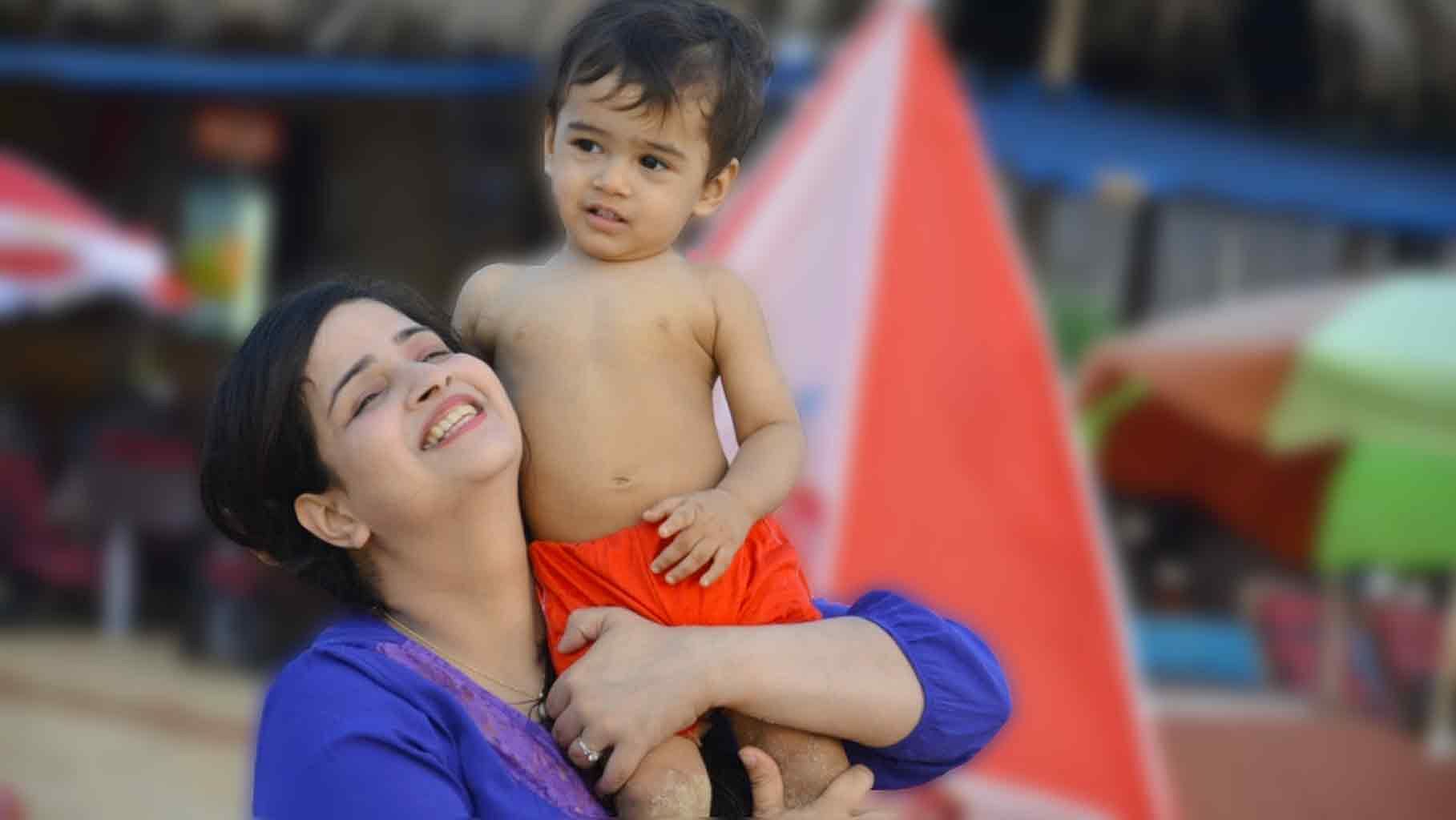 This could be the best New Year’s gift - the government is finally deciding to increase the maternity leave in India from 12 to 26 weeks (Photo: iStock altered by The Quint)