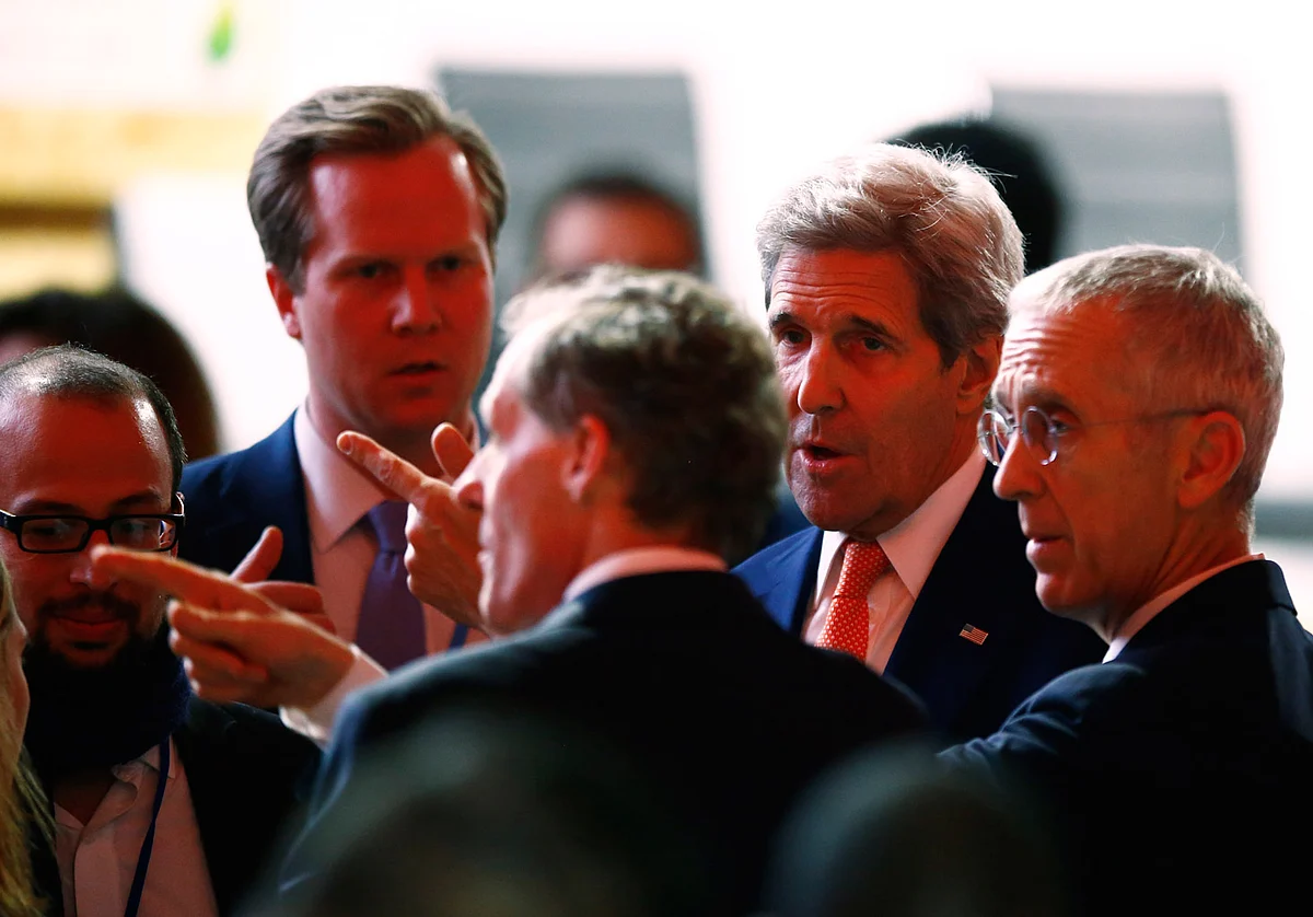US Secretary of State John Kerry, second right, talks with unidentified people at the final conference at the COP21 (Photo: AP)