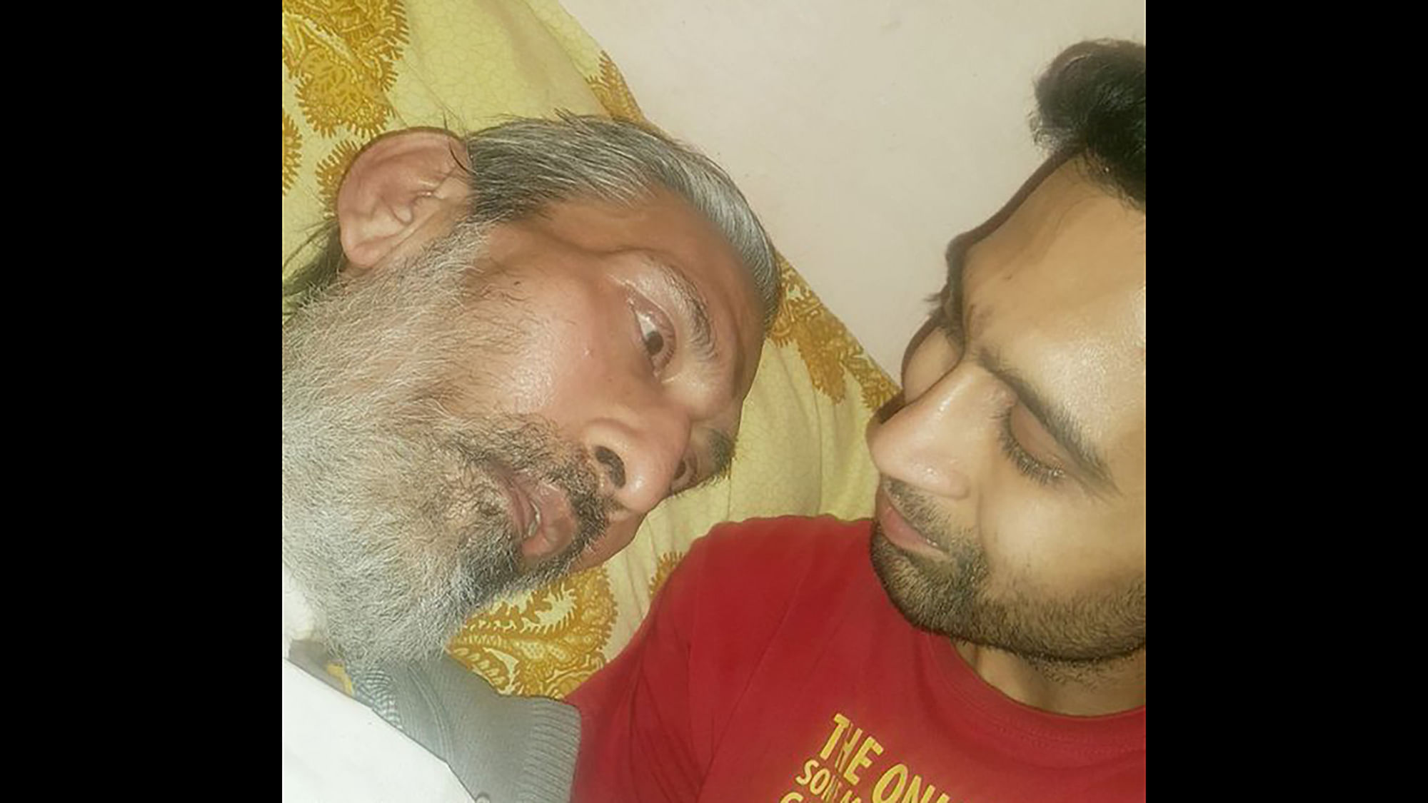 Pankaj Jain with his father. (Photo: <a href="https://twitter.com/pankajjain86/status/670893565766184960">Twitter</a>)