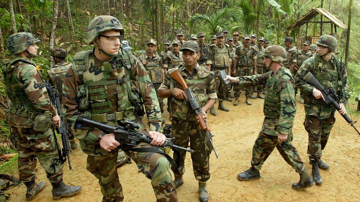 Indian and US army soldiers take part in a joint military exercise in Kumbhirgram in Mizoram, April 6, 2004. (Photo: Reuters)