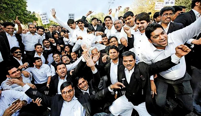 Indians have the right to expect that the judiciary will run efficiently and in a professional manner and not in the lethargic and often tyrannical ways. (Photo: <a href="http://www.livelaw.in/sc-says-lawyers-should-not-go-on-strike-but-jethmalani-defends-bar-saying-not-to-work-also-a-constitutional-right/">Live Law</a>)