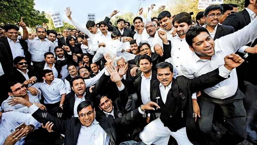 Delhi lawyers on the warpath, shouting slogans. (Photo : <a href="http://www.livelaw.in/sc-says-lawyers-should-not-go-on-strike-but-jethmalani-defends-bar-saying-not-to-work-also-a-constitutional-right/">Live Law</a> )