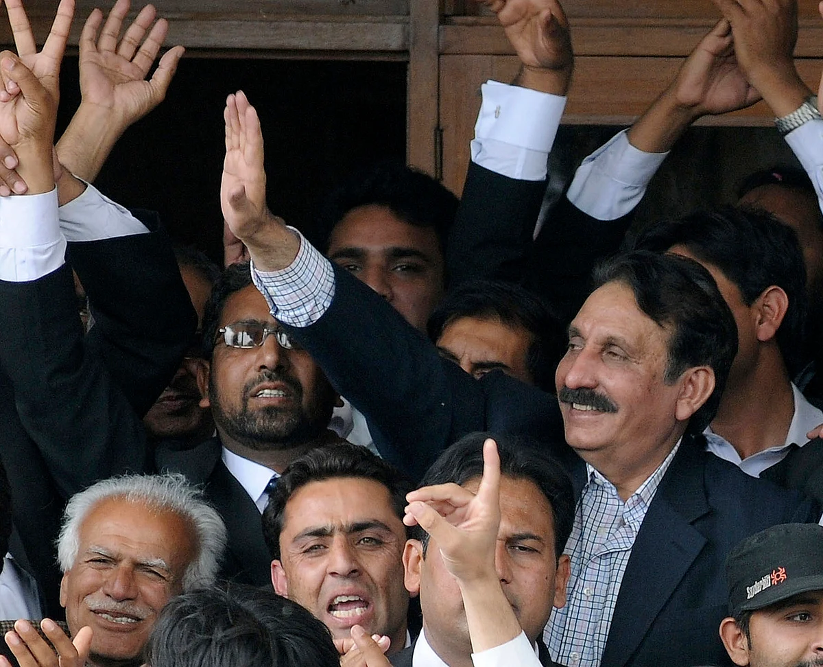 Former Pak CJI waves to supporters after lawyers’ protests saved judicial independence from Musharraf’s Emergency (Photo : Reuters)