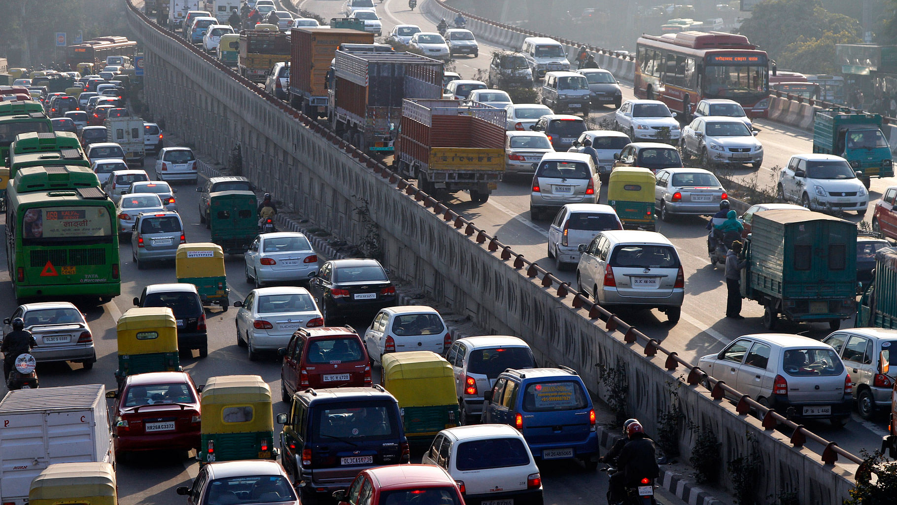 Traffic crawls bumper-to-bumper on  road in New Delhi. (File photo: Reuters)