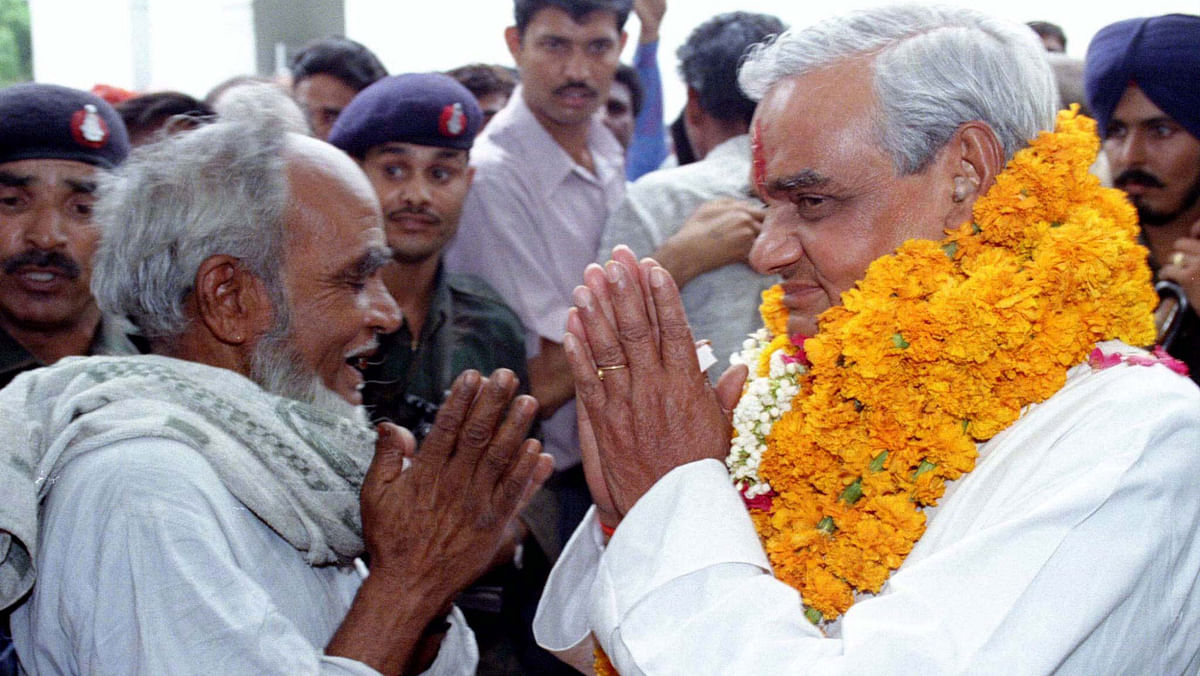 Atal Bihari Vajpayee is greeted by a supporter after receiving a garland wreath at his residence prior to taking the oath of office to become Prime Minister on 16 May 1996.(Photo: Reuters)